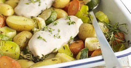 Запечене куряче філе з овочами в одній формі