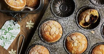 Christmas mini pies with frangipane cream