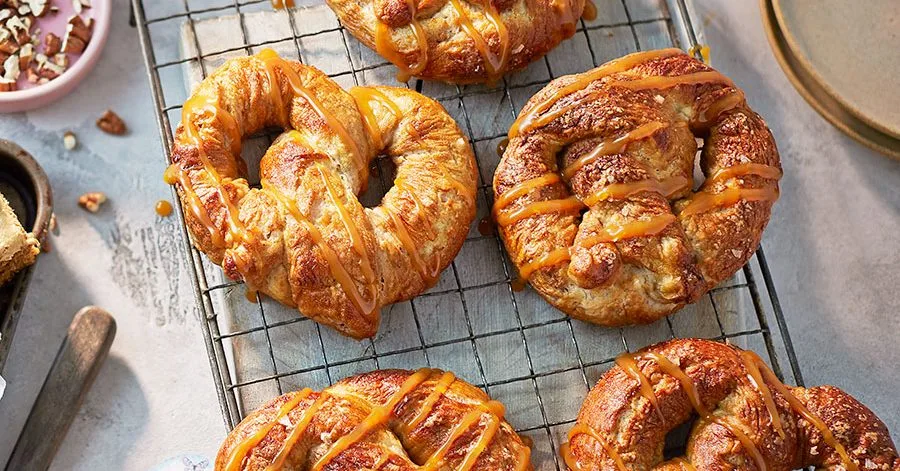Apple pretzels with cinnamon and salty caramel sauce