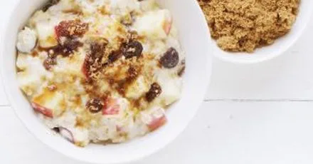 Warm oatmeal with apples and sultanas