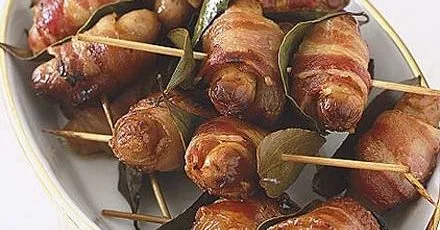 Шашлики з абрикосом, беконом та сосисками