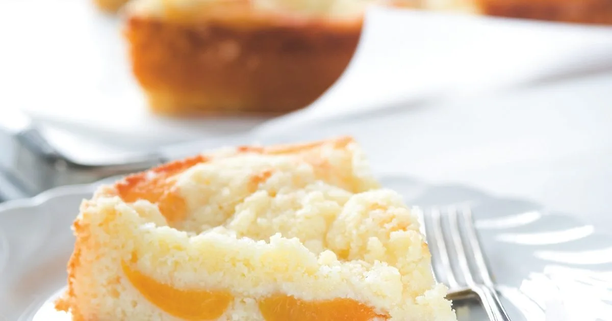 Cake with crumble and canned peaches