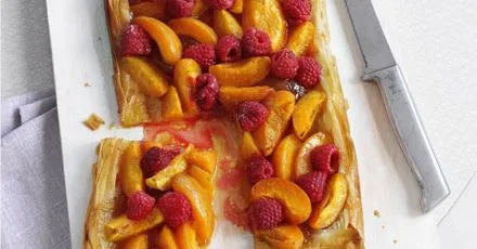 Appetizing apricot and raspberry tart