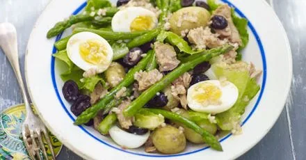 Salad with tuna and asparagus