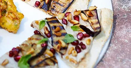 Баклажанові плоскі хлібці з гранатовими зернами