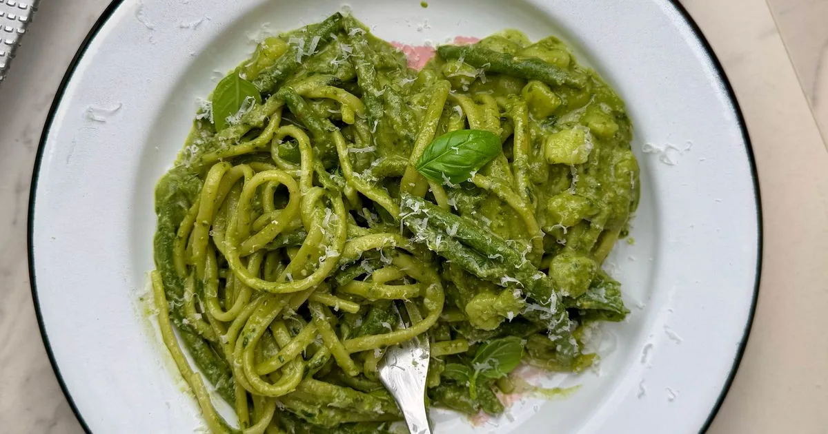 Linguine with aromatic basil pesto
