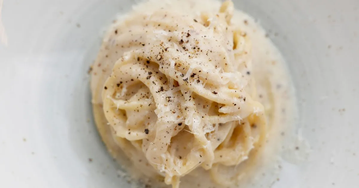 Classic spaghetti cacio e pepe
