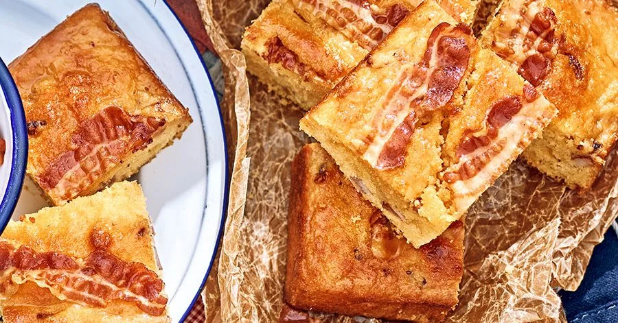 Кукурудзяний хліб з беконом і кленовим сиропом