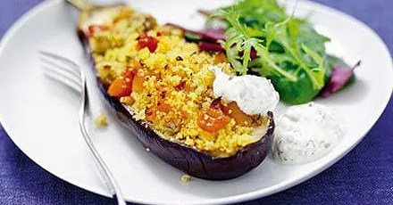 Запечені баклажани, фаршировані ароматним кускусом, під соусом з йогурту і коріандру
