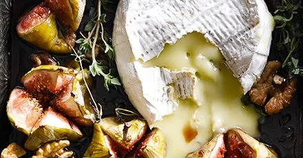 Блакитний сир, запечений з інжиром і волоськими горіхами
