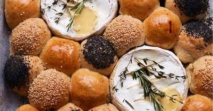 Тарілка запечених кульок тіста з камамбером