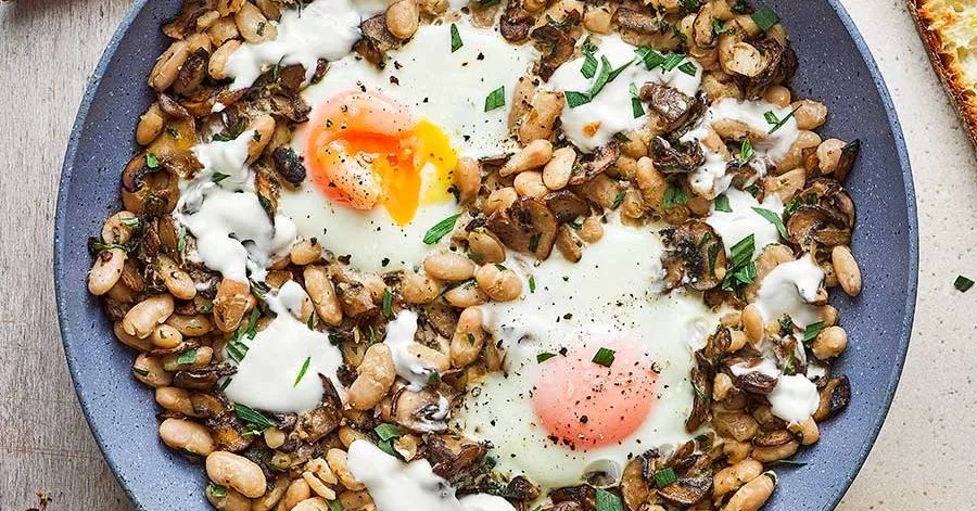 Запечені яйця з квасолею, грибами, естрагоном і крем‑фреш