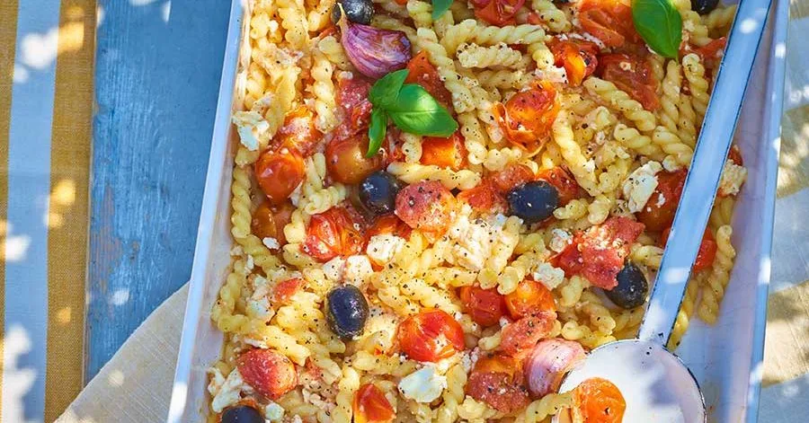 Запечені макарони з фетою, оливками і чері‑помідорами