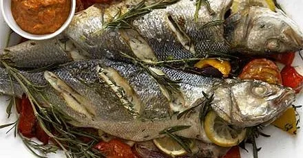 Запечений морський окунь з ароматним соусом ромеско