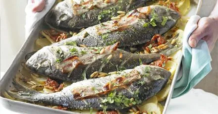 Запечений морський окунь з в'яленими томатами, лаймом і кінзою