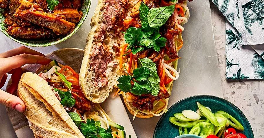Банх мі з медово‑лимонною куркою і маринованими овочами