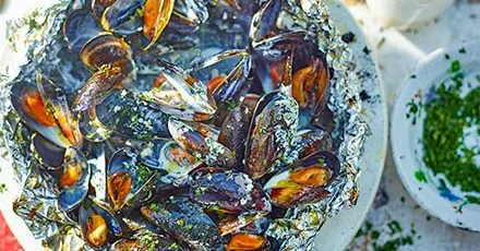 Grilled mussels in a foil packet