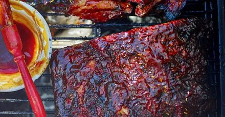 Свиняча грудинка в ароматному соусі BBQ