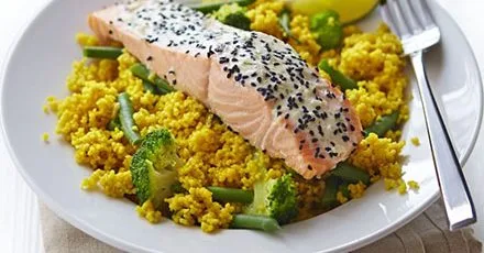 Лосось у базилково‑кокосовому соусі з пряним кускусом