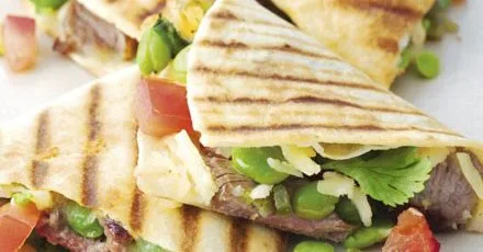 Кесадільї з яловичиною, сиром та широкими бобами