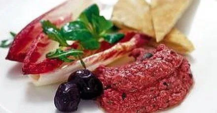 Beetroot hummus with crisp pittas
