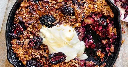 Oat bake with blackberry and apples