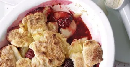 Скрамбл з чорницею та грушами