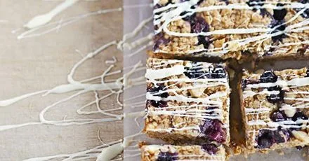 Флапджек з чорницею та горіхами макдамії