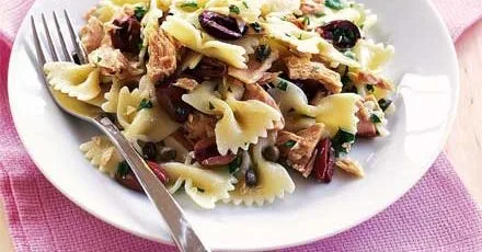 Паста у формі боу з тунцем, оливками та каперсами