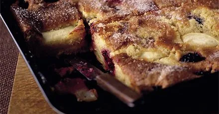 Bramley & blackberry tray cake