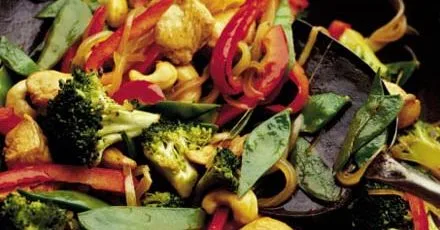 Broccoli, chicken & cashew nut stir fry
