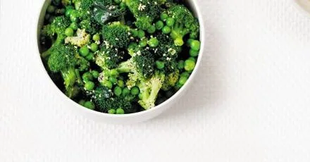 Broccoli & peas with sesame seeds, soy & honey