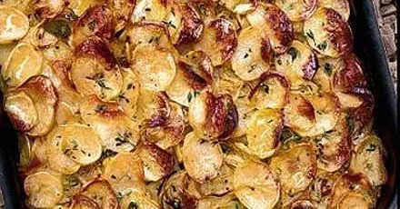 Масляна запечена картопля з чебрецем