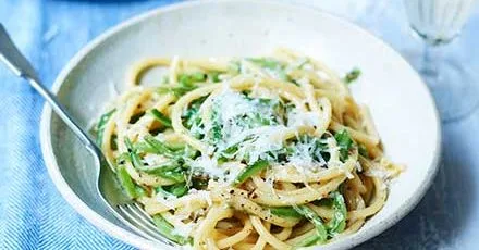 Cacio e pepe with runner beans