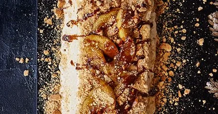 Карамелізований яблучний парфе з коричневим соусом та корицею