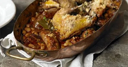 Кассуле з беконом, сосисками Тулуз та конфі фазана