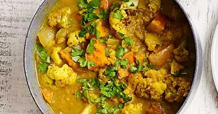 Curry with cauliflower, pumpkin, coconut and lentils