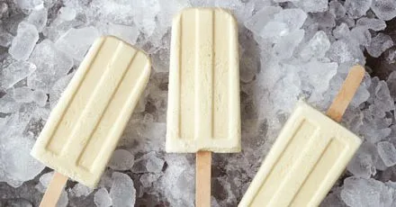 Milk ice lollies with cereal