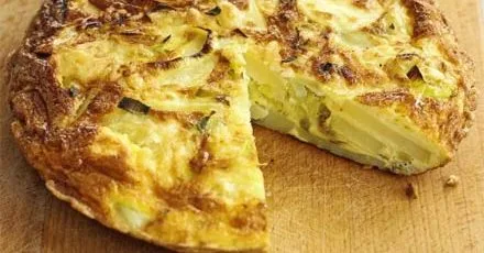 Тортилья з сиром, поре та картоплею