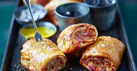 Ковбасні рулети з сиром і Marmite