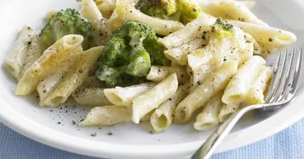 Запіканка з макаронами, броколі та сиром