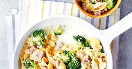 Cheesy ham and broccoli pasta