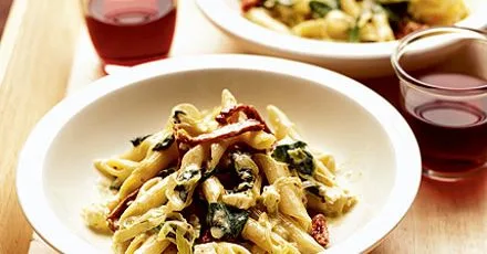 Cheesy leek & spinach pasta