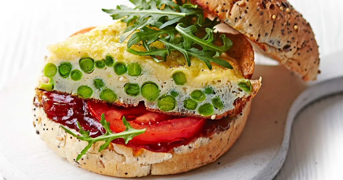 Cheesy omelette burgers