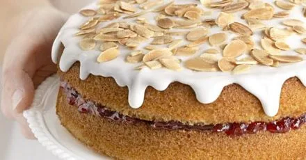 Cherry bakewell cake