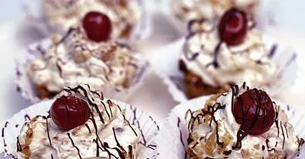 Cherry cream sundaes