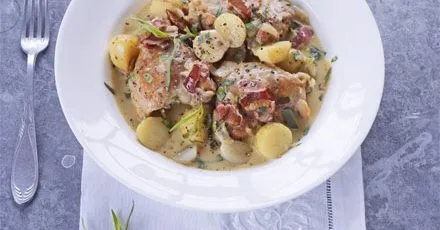 Тушкована курка з беконом і картоплею