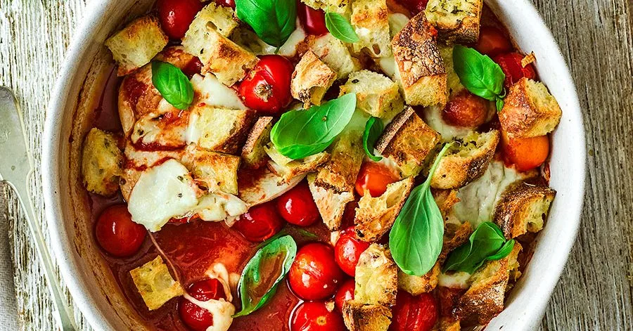 Курка, запечена з часниковими крутонами