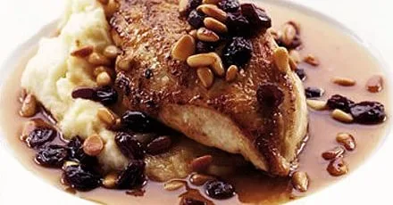 Курячі грудки з розмарином, кедровими горішками та виноградним соком