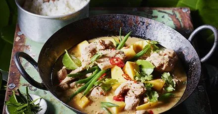 Chicken curry with lime leaf, lemongrass & mango